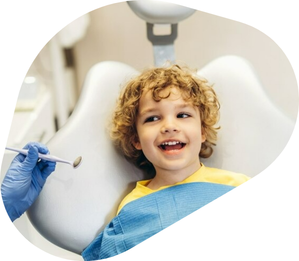 Ein kleiner Junge wird gerade untersucht. Ein einfühlsames Vorgehen in der Kinderzahnheilkunde ist daher sehr wichtig.