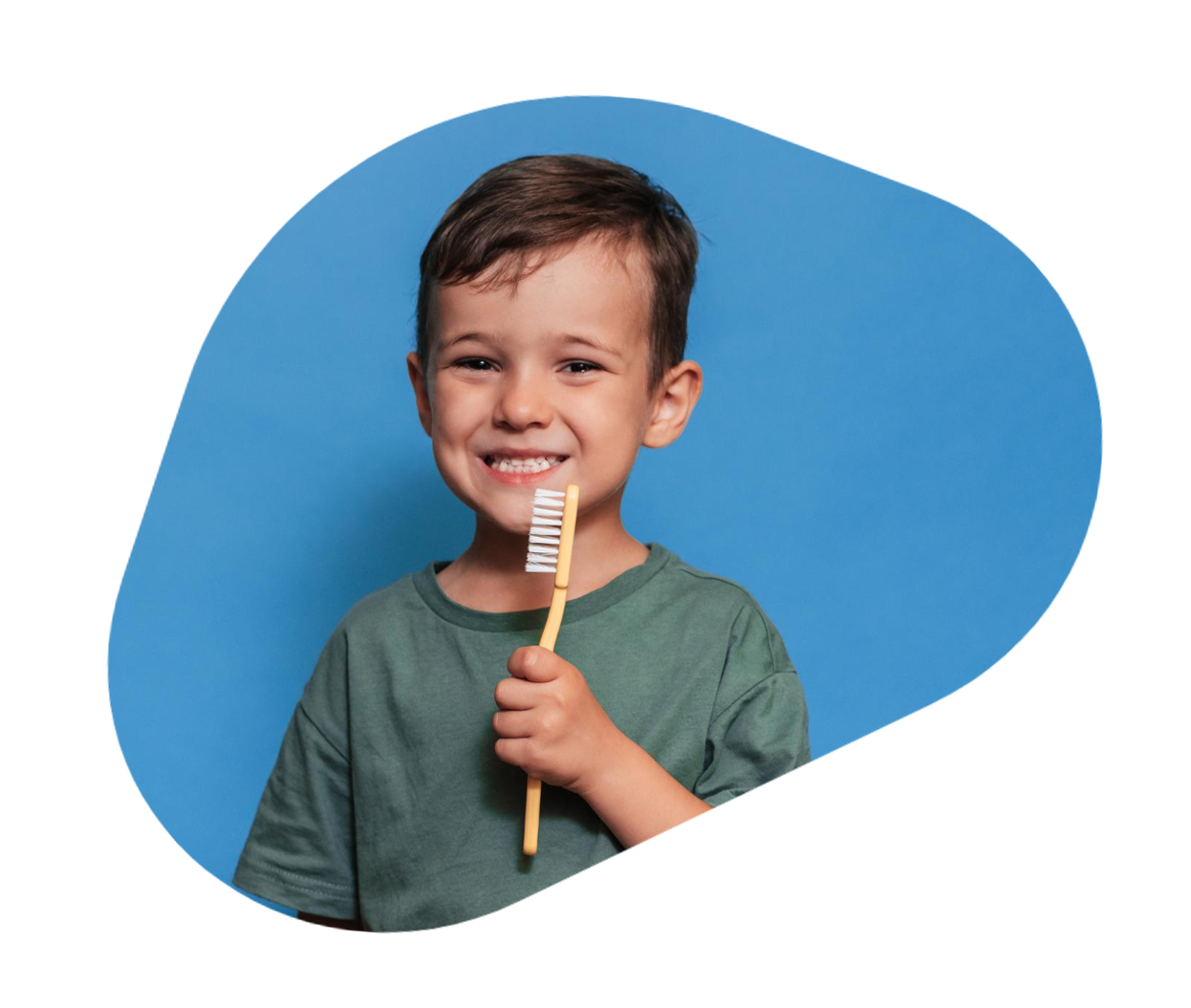 Ein kleiner Junge mit einer großen Zahnbürste. In der Kinderzahnheilkunde lernen Kinder die richtige Zahnpflege.