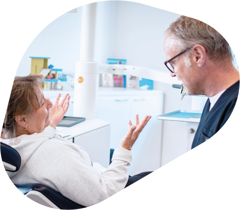 Patientin wird von Herrn Weigand über die Behandlung mit Lachgas aufgeklärt.