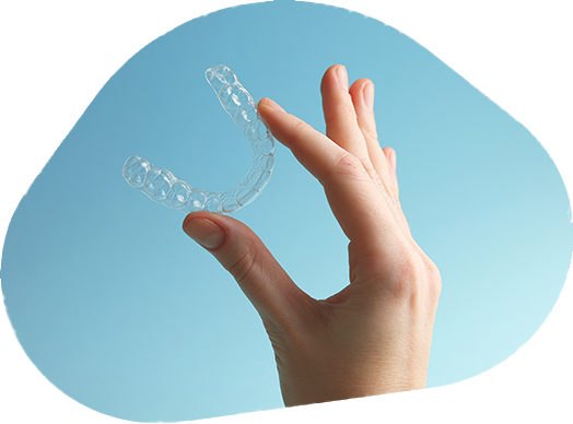 Transparenter Zahn-Aligner wird zwischen Fingern gehalten, eingesetzt zur unsichtbaren Zahnkorrektur